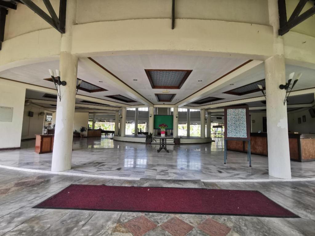 Oyo 89972 Borneo Paradise Beach Hotel 亞庇 外观 照片