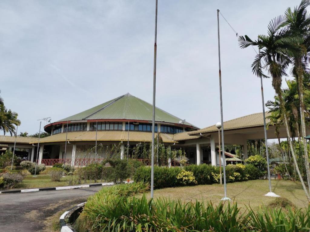 Oyo 89972 Borneo Paradise Beach Hotel 亞庇 外观 照片
