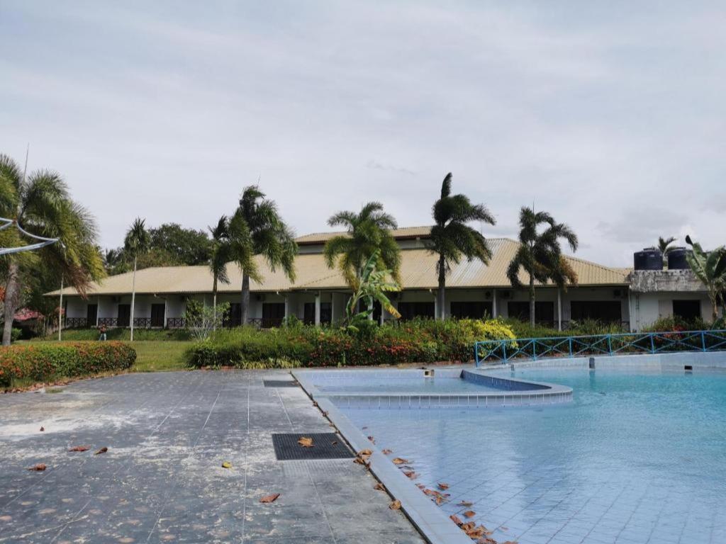 Oyo 89972 Borneo Paradise Beach Hotel 亞庇 外观 照片