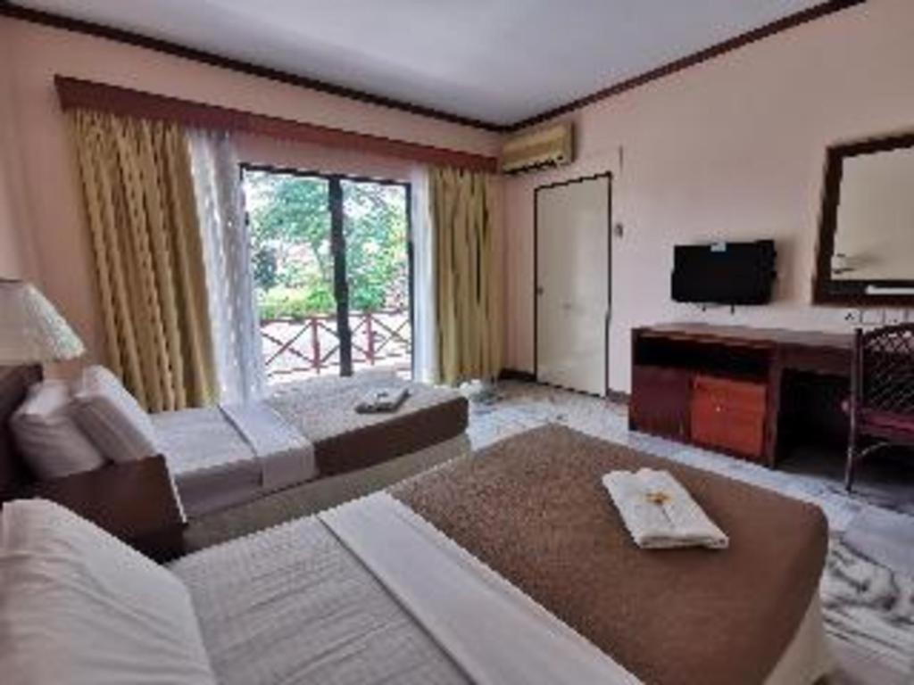Oyo 89972 Borneo Paradise Beach Hotel 亞庇 外观 照片
