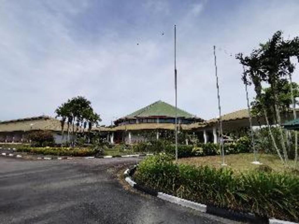 Oyo 89972 Borneo Paradise Beach Hotel 亞庇 外观 照片