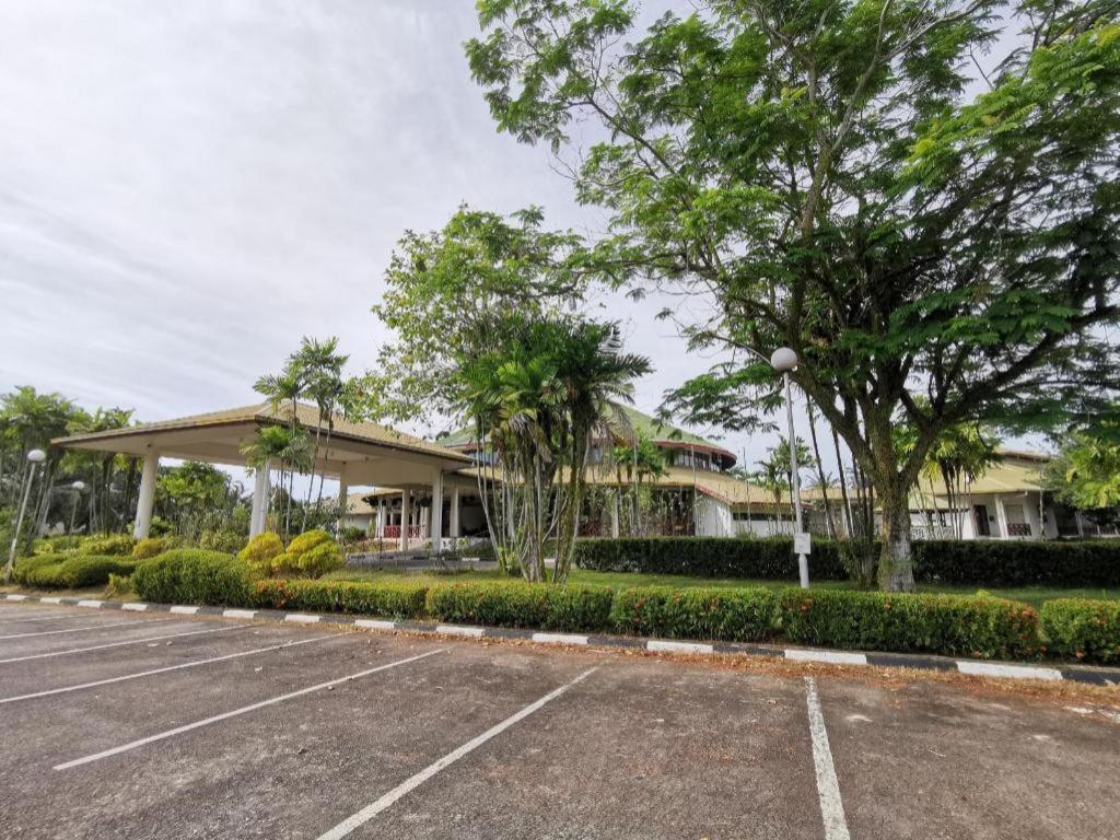 Oyo 89972 Borneo Paradise Beach Hotel 亞庇 外观 照片