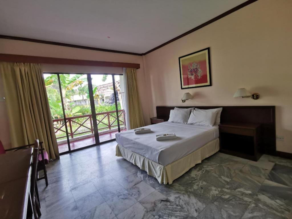 Oyo 89972 Borneo Paradise Beach Hotel 亞庇 外观 照片