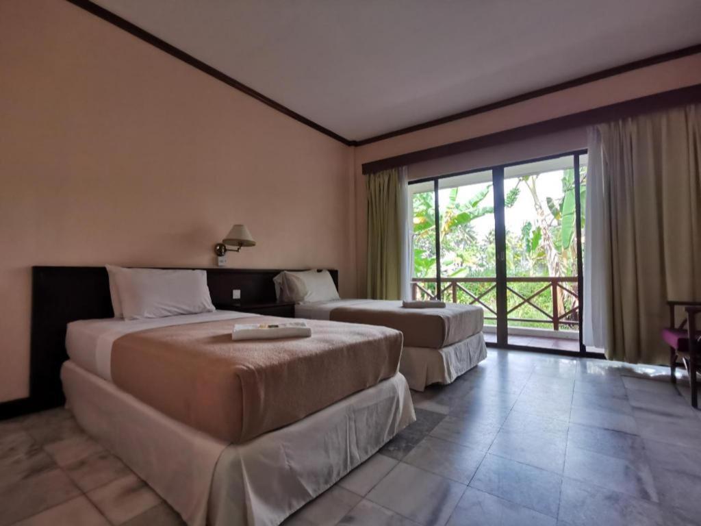 Oyo 89972 Borneo Paradise Beach Hotel 亞庇 外观 照片