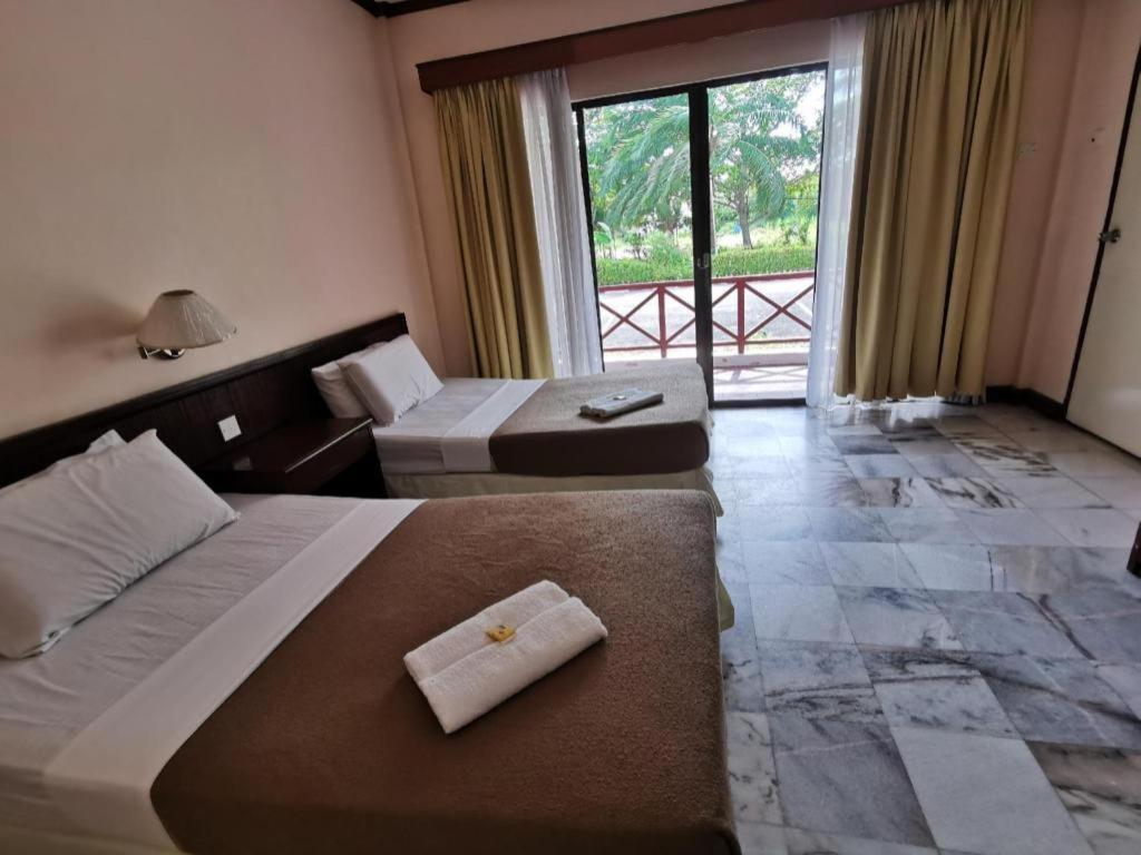 Oyo 89972 Borneo Paradise Beach Hotel 亞庇 外观 照片